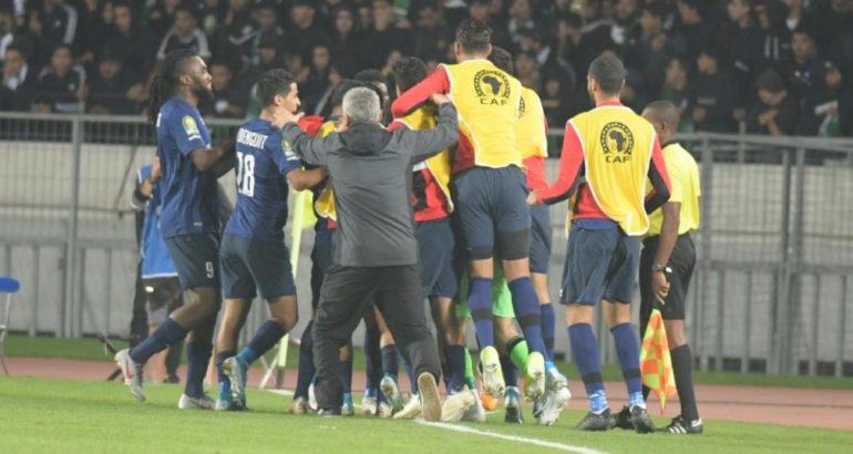 Toute l'équipe de l'EST fête le but de Badri (1-0)