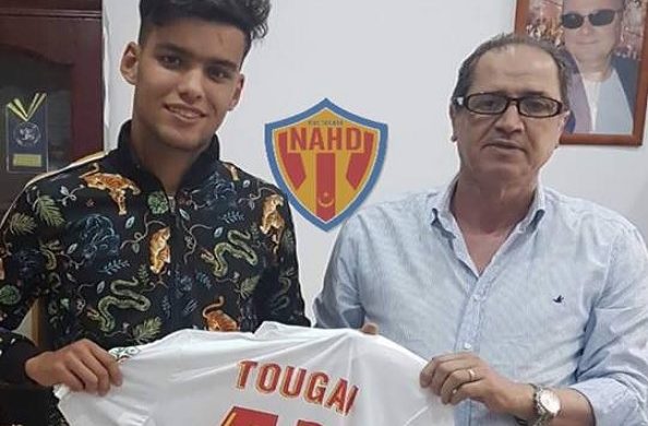 Mohamed Amine Tougai, qui signe son premier contrat PRO avec le NAHD