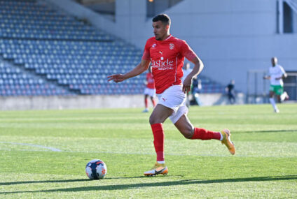 Mercato : L’attaquant algérien Karim Aribi arrive à Tunis pour s’engager avec l’Espérance